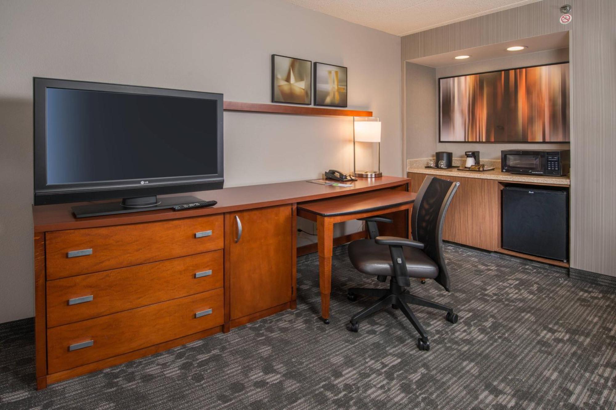 Courtyard By Marriott Fairfax Fair Oaks Hotell Exteriör bild