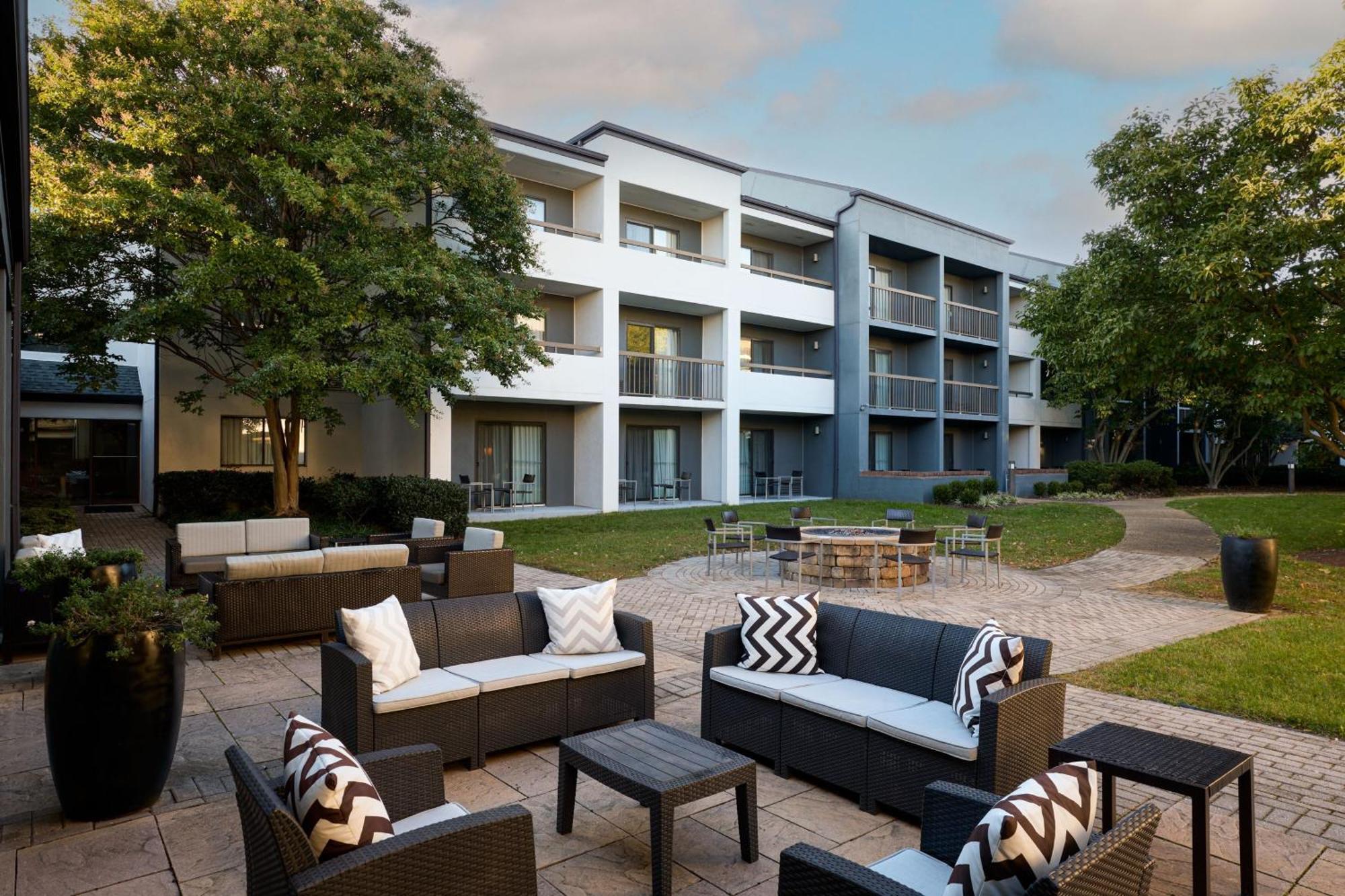 Courtyard By Marriott Fairfax Fair Oaks Hotell Exteriör bild