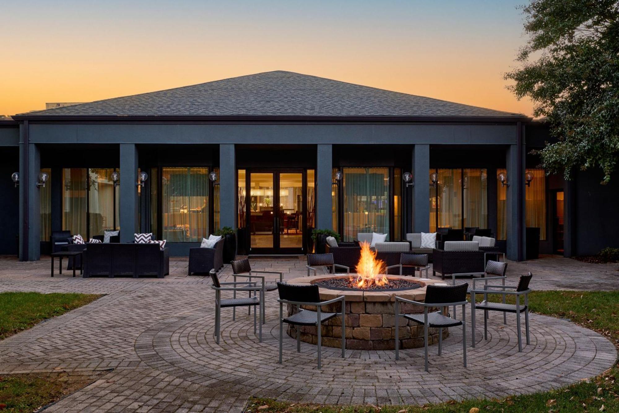 Courtyard By Marriott Fairfax Fair Oaks Hotell Exteriör bild